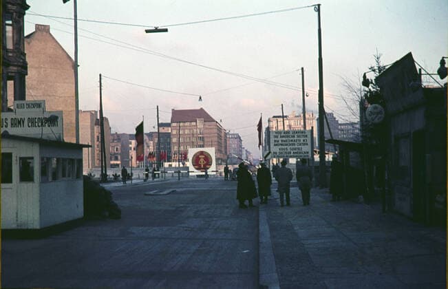 Berlin GER, Berlin, 20220730, Aufnahme ca.1961, Stadtansicht, Mauerverlauf, Grenzübergang checkpoint charly *** Berlin GER, Berlin, 20220730, photo ca 1961, city view, course of the wall, border crossing checkpoint charly