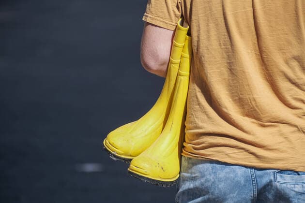 Düsseldorf 25.08.2022 gelbe Gummistiefel Regenschuhe Düsseldorf Nordrhein-Westfalen Deutschland *** Dusseldorf 25 08 2022 yellow rubber boots rain shoes Dusseldorf North Rhine Westphalia Germany