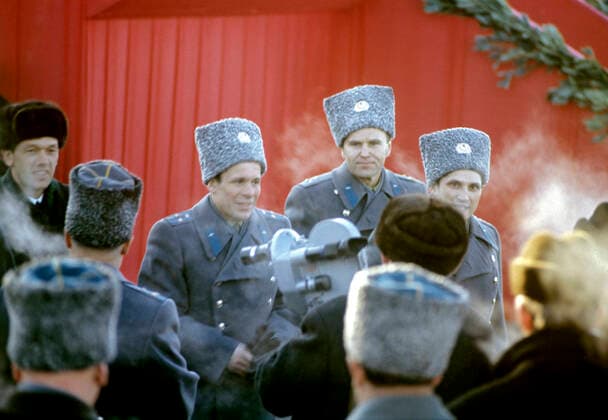 Pilot-cosmonauts Vladimir Shatalov, Boris Volynov, Yevgeny Khrunov and Alexei Yeliseyev 563403 22.01.1969 Pilot-cosmonauts Vladimir Shatalov, Boris Volynov, Yevgeny Khrunov and Alexei Yeliseyev (from right to left) during the meeting of the spaceships Soyuz-4 and Soyuz-5 crews at Vnukovo airport. Lev Nosov Sputnik Moscow Russia  Copyright: xLevxNosovx
