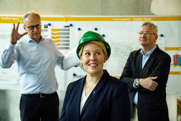 News Bilder des Tages Die Regierende Buergermeisterin Franziska Giffey (C) beim Besuch der Wohnbauprojekt der DEGEWO am Friedrich-Kayssler-Weg in Neukoelln in Berlin am 25. August 2022. Buergermeisterin Giffey und Bausenator Geisel auf Neubautour in Berlin *** The governing mayor Franziska Giffey C during the visit of the housing project of DEGEWO at Friedrich Kayssler Weg in Neukoelln in Berlin on 25 August 2022 Mayor Giffey and Senator Geisel on new construction tour in Berlin