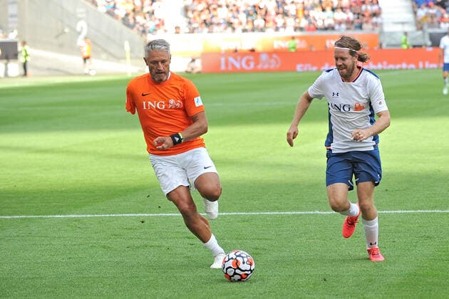 Champions for Charity Gerd Schönfelder and Sebastian Vettel on the occasion of the charity football match Champions for Charity The charity football match in honor of Michael Schumacher on 24 08 2022 at Deutsche Bank Park, Frankfurt Main 20220824MWI40283