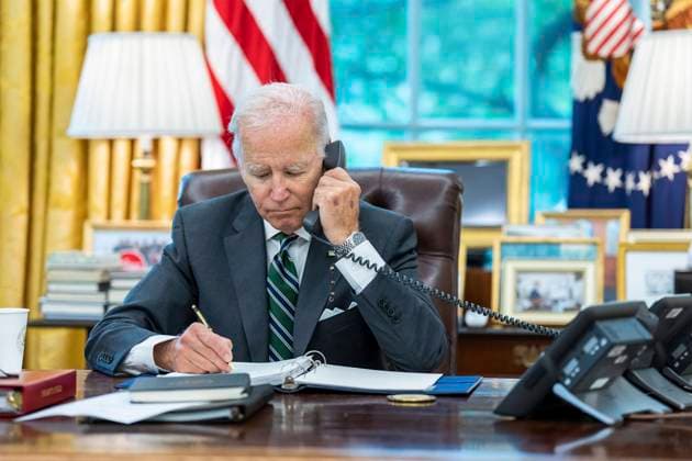 News Bilder des Tages August 25, 2022, Washington, DC, United States of America: U.S President Joe Biden, holds a telephone call with Ukrainian President Volodymyr Zelenskyy to congratulate him on Ukrainian Independence Day from the Oval Office of the White House, August 25, 2022 in Washington, D.C. Washington United States of America - ZUMAp138 20220825_zaa_p138_004 Copyright: xAdamxSchultz WhitexHousex