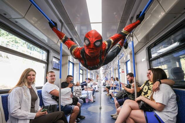 Entertainment Themen der Woche KW34 News Bilder des Tages MOSCOW, RUSSIA - AUGUST 25, 2022: An artist cosplays Spider Man on a Moscow Metro train. Sergei Karpukhin TASS  TS13F4C4
