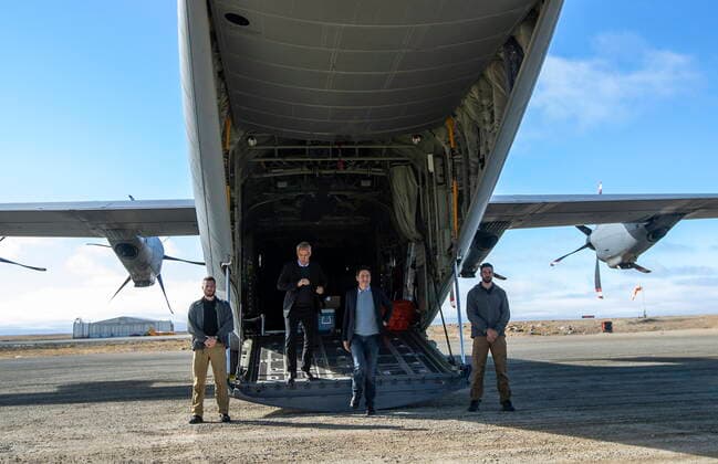 August 25, 2022, CAMBRIDGE BAY, AB, CANADA: NATO Secretary General Jens Stoltenberg and Prime Minister Justin Trudeau arrive in Cambridge Bay, Nunavut, on Thursday August 25, 2022. CAMBRIDGE BAY CANADA  - ZUMAc35_ 20220825_zaf_c35_065 Copyright: xJasonxFransonx