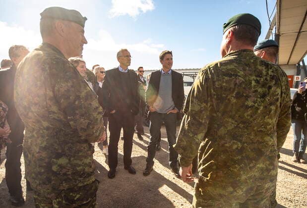 August 25, 2022, CAMBRIDGE BAY, AB, CANADA: NATO Secretary General Jens Stoltenberg and Prime Minister Justin Trudeau speak with military about the North Warning System Site in Cambridge Bay, Nunavut, on Thursday August 25, 2022. CAMBRIDGE BAY CANADA  - ZUMAc35_ 20220825_zaf_c35_066 Copyright: xJasonxFransonx