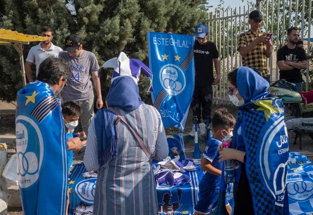 Iranian Women Allowed To Watch Football Match After FIFA Pressure Iranian soccer female fan purchase flags from a vendor while waiting to enter the Azadi (Freedom) stadium in western Tehran for watching a soccer match between Esteghlal F.C. and Mes Kerman, August 25, 2022. For the first time after the victory of the Iranian Islamic Revolution, 500 female football fans were allowed to enter the Azadi Stadium to watch the matches of the Iranian Premier League. Tehran Iran  Copyright: xMortezaxNikoubazlx originalFilename: nikoubazl-iransocc220825_nprIi.jpg