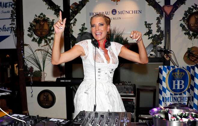 Bilder des Jahres 2022, Entertainment 08 August Entertainment Themen der Woche KW34 Entertainment Bilder des Tages Giulia siegel bei der ANGERMAIER Trachtennacht 2022 im Hofbräuhaus Berlin. *** Giulia siegel at the ANGERMAIER Trachtennacht 2022 at the Hofbräuhaus Berlin