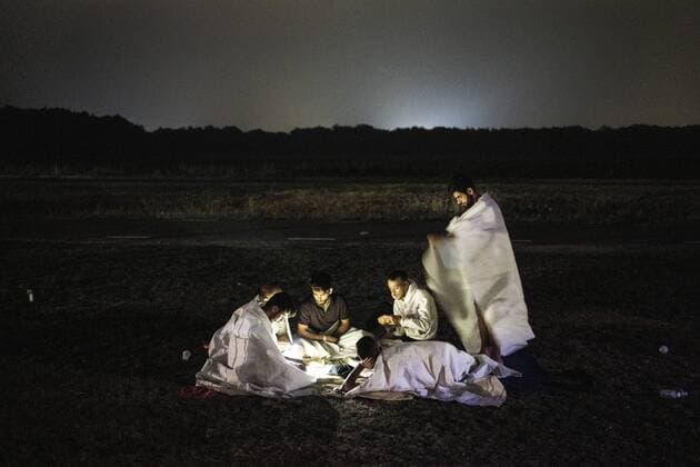 News Themen der Woche KW34 Niederlande, Asylsuchende am überfüllten Antragszentrum in Ter Apel 2022-08-26 04:18:23 TER APEL - Asylum seekers at night at the application center in Ter Apel. For the third night in a row, about 700 people slept outside last night at the registration center where it has been busy for months. Asylum seekers centers no longer have a place and status holders cannot move on to a home due to, among other things, the overheated housing market. ANP RAMON VAN FLYMEN netherlands out - belgium out *** 2022 08 26 04 18 23 TER APEL Asylum seekers at night at the application center in Ter Apel For the third night in a row, about 700 people slept outside last night at the registration center where it has been busy for months Asylum seekers centers no longer have a place and status holders cannot move on to a home due  Copyright: xx x453524908x originalFilename: 453524908.jpg