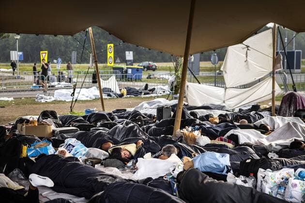 Bilder des Jahres 2022, News 08 August News Themen der Woche KW34 News Bilder des Tages Niederlande, Asylsuchende am überfüllten Antragszentrum in Ter Apel 2022-08-26 07:04:56 TER APEL - Asylum seekers sleep at the application center in Ter Apel. For the third night in a row, about 700 people slept outside last night at the registration center where it has been busy for months. Asylum seekers centers no longer have a place and status holders cannot move on to a home due to, among other things, the overheated housing market. ANP RAMON VAN FLYMEN netherlands out - belgium out *** 2022 08 26 07 04 56 TER APEL Asylum seekers sleep at the application center in Ter Apel For the third night in a row, about 700 people slept outside last night at the registration center where it has been busy for months Asylum seekers centers no longer have a place and status holders cannot move on to a home due to, a  Copyright: xx x453526887x originalFilename: 453526887.jpg