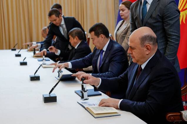 News Themen der Woche KW34 News Bilder des Tages Kirgisistan, EAEU Konferenz in Cholpon-Ata Kyrgyzstan EAEU Intergovernmental Council 8260325 26.08.2022 Russian Prime Minister Mikhail Mishustin, Kazakh Prime Minister Alikhan Smailov and Kyrgyz Prime Minister Akylbek Japarov attend a ceremony of cancelling the stamps dedicated to the 10th anniversary of Eurasian Economic Commission (EEC) on the sidelines of the Intergovernmental Council of the Eurasian Economic Union (EAEU) in Cholpon-Ata, Kyrgyzstan. Dmitry Astakhov Sputnik Cholpon-Ata Kyrgyzstan  Copyright: xDmitryxAstakhovx