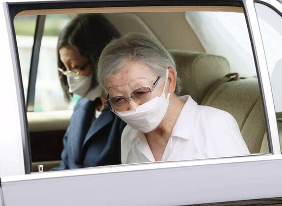 Entertainment Themen der Woche KW34 Entertainment Bilder des Tages Emeritierte Kaiserin Michiko von Japan in Tokio Former Japanese Empress Michiko Former Japanese Empress Michiko heads to the Imperial Household Hospital on the grounds of the Imperial Palace in Tokyo on Aug. 26, 2022. She is suffering from deep-vein thrombosis in her right calf. (Pool photo)  A14AA0001329974P