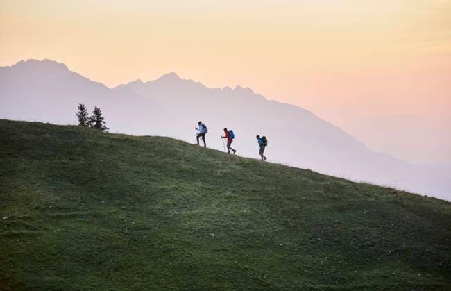 IMAGO Creative: 2022 Sport Favoriten IMAGO Creative: Welttourismustag am 27. September Hikers with hiking poles on mountain at sunrise, Mutters, Tyrol, Austria model released, Symbolfoto, CVF02158
