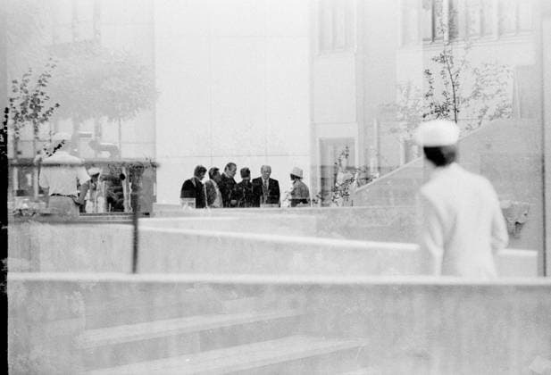 Olympia Attentat 1972 bei den Olympischen Spielen in München Manfred Schreiber, Walter Tröger, Otto Merk und Hans-Dietrich Genscher verhandeln mit einem Terroristen, München Bayern Deutschland Olympisches Dorf *** Olympic assassination 1972 at the Olympic Games in Munich Manfred Schreiber, Walter Tröger, Otto Merk and Hans Dietrich Genscher negotiate with a terrorist, Munich Bavaria Germany Olympic Village