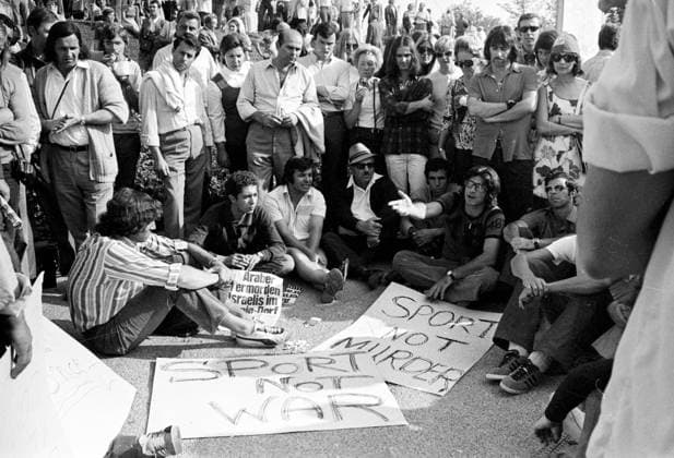 Olympia Attentat 1972 bei den Olympischen Spielen in München Zuschauerprotest gegen Krieg im Olympischen Dorf, München Bayern Deutschland Olympisches Dorf *** Olympic assassination 1972 at the Olympic Games in Munich spectator protest against war in the Olympic Village, Munich Bavaria Germany Olympic Village