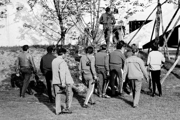 Olympia Attentat 1972 bei den Olympischen Spielen in München bewaffnete Polizei marschiert in Zivil im Dorf auf, München Bayern Deutschland Olympisches Dorf *** Olympic assassination 1972 at the Olympic Games in Munich armed police marching in plain clothes in the village, Munich Bavaria Germany Olympic Village