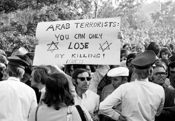 Olympia Attentat 1972 bei den Olympischen Spielen in München Protestplakat gegen arabische Terroristen, München Bayern Deutschland Olympisches Dorf *** Olympic assassination 1972 at the Olympic Games in Munich protest poster against Arab terrorists, Munich Bavaria Germany Olympic Village