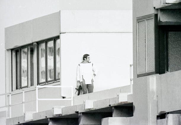 Olympia Attentat 1972 bei den Olympischen Spielen in München Scharfschütze auf dem Dach in der Connollystrasse, München Bayern Deutschland Olympisches Dorf *** Olympic assassination 1972 at the Olympic Games in Munich sniper on the roof in Connollystrasse, Munich Bavaria Germany Olympic Village