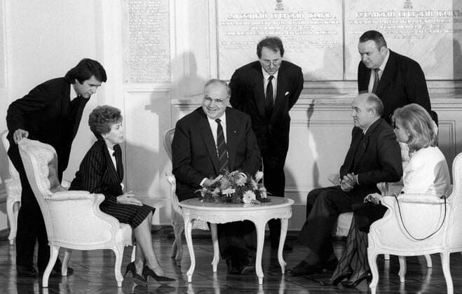 Federal Chancellor of Germany Helmut Kohl visits the USSR 758780 24.10.1988 Federal Chancellor of German Federal Republic Helmut Kohl visits the USSR. From left: spouse of M. Gorbachev Raisa Gorbacheva, Helmut Kohl, General Secretary of the Central Committee of SPCU, chairman of presidium of the Supreme Soviet of the USSR Mikhail Gorbachev and spouse of Helmut Kohl Hannelore in the course of official meeting in Georgiyevsky hall of the Kremlin Palace of Congresses. Exhibition fund. ?????? ?????? ?? Sputnik Moscow Russia  Copyright: x?????? x?????? ??x