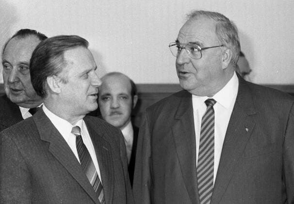 Federal Chancellor of Germany Helmut Kohl visits the USSR 758785 25.10.1988 Federal Chancellor of German Federal Republic Helmut Kohl visits the USSR. Member of Political Bureau of the CPSU, chairman of the Council of Ministers of the USSR Nikolai Ryzhkov (left) and Helmut Kohl before talks. Vitaliy Saveliev Sputnik Moscow Russia  Copyright: xVitaliyxSavelievx