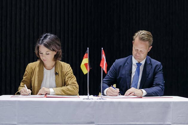 News Themen der Woche KW34 News Bilder des Tages Dänemark, Annalena Baerbock trifft Amtskollegen Jeppe Kofod in Kopenhagen Annalena Baerbock (Buendnis 90 Die Gruenen), Bundesaussenministerin, trifft den Aussenminister von Daenemark, Jeppe Kofod. Hier bei der Unterzeichnung eines Gemeinsamen Aktionsplans zur kuenftigen deutsch-daenischen Zusammenarbeit. Kopenhagen, 26.08.2022 Kopenhagen Daenemark *** Annalena Baerbock Buendnis 90 Die Gruenen , German Foreign Minister, meets the Foreign Minister of Denmark, Jeppe Kofod Here at the signing of a Joint Action Plan for future German-Danish cooperation Copenhagen, 26 08 2022 Copenhagen Denmark Copyright: xThomasxTrutschelx