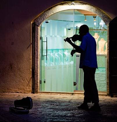 IMAGO Creative: Lokalhelden - Kunst und Kultur Street artist playing violin in old town Budva, Street artist playing violin in old town Budva, Montenegro, Balkans, Europe., Street artist playing violin in old town Budva, Montenegro, Balkans, Europe., 17.06.2021, Copyright: xkyolshinx Panthermedia30323641.jpg