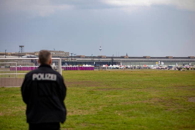 Concert cancellation the doctors due to a severe thunderstorm, Due to an approaching thunderstorm, the concert was canceled by the doctors on the Tempelhofer field ¨Already arrived guests left the event site calmly and orderly By loudspeaker announcements
