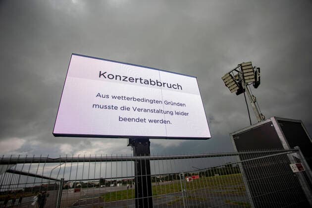 Bilder des Jahres 2022, Entertainment 08 August Entertainment Themen der Woche KW34 News Bilder des Tages Konzertabbruch die Ärzte aufgrund eines schweren Unwetters, Aufgrund eines aufziehenden Unwetters wurde das Konzert von den Ärzten auf dem Tempelhofer Feld abgesagt. ¨Bereits angereiste Gäste verließen das Veranstaltungsgelände ruhig und geordnet. Durch Lautsprecheransagen des ¨Veranstalters wurde bereits die Konzertbesucher vor dem Gelände auf den Abbruch des Konzertes hingewiesen. Vorsorglich war die Bundespolizei und die Berliner Polizei vor Ort. Berlin Berlin Deutschland *** Concert cancellation the doctors due to a severe thunderstorm, Due to an approaching thunderstorm, the concert was canceled by the doctors on the Tempelhofer field ¨Already arrived guests left the event site calmly and orderly By loudspeaker announcements