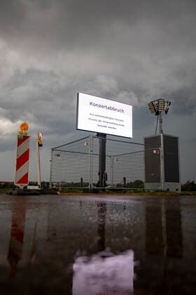 Concert cancellation the doctors due to a severe thunderstorm, Due to an approaching thunderstorm, the concert was canceled by the doctors on the Tempelhofer field ¨Already arrived guests left the event site calmly and orderly By loudspeaker announcements