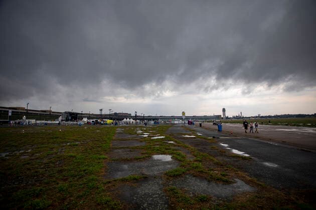 Concert cancellation the doctors due to a severe thunderstorm, Due to an approaching thunderstorm, the concert was canceled by the doctors on the Tempelhofer field ¨Already arrived guests left the event site calmly and orderly By loudspeaker announcements
