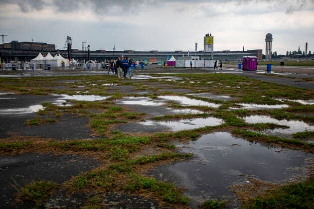 Concert cancellation the doctors due to a severe thunderstorm, Due to an approaching thunderstorm, the concert was canceled by the doctors on the Tempelhofer field ¨Already arrived guests left the event site calmly and orderly By loudspeaker announcements