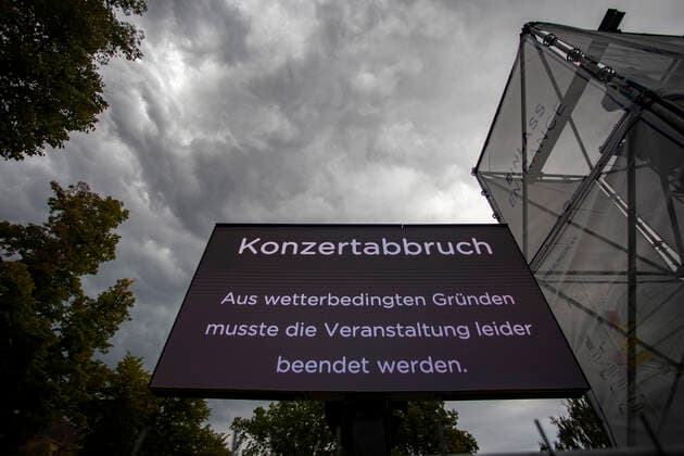 Concert cancellation the doctors due to a severe thunderstorm, Due to an approaching thunderstorm, the concert was canceled by the doctors on the Tempelhofer field ¨Already arrived guests left the event site calmly and orderly By loudspeaker announcements