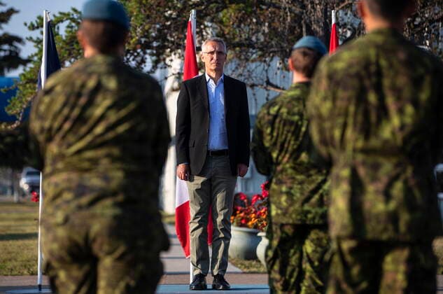 News Bilder des Tages August 26, 2022, Cold Lake, AB, CANADA: NATO Secretary General Jens Stoltenberg takes part in an Guard of Honour inspection at 4 Wing Cold Lake air base in Cold Lake Alta, on Friday August 26, 2022. Cold Lake CANADA  - ZUMAc35_ 20220826_zaf_c35_006 Copyright: xJasonxFransonx