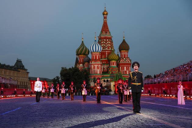 MOSCOW, RUSSIA - AUGUST 26, 2022: Servicemen of the 154th Preobrazhensky Independent Commandant s Regiment perform during an evening show as part of the opening of the Spasskaya Tower 2022 International Military Music Festival in Red Square. Sergei Bobylev TASS  TS13F784
