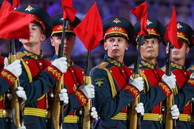 MOSCOW, RUSSIA - AUGUST 26, 2022: Servicemen of the 154th Preobrazhensky Independent Commandant s Regiment perform during an evening show as part of the opening of the Spasskaya Tower 2022 International Military Music Festival in Red Square. Sergei Bobylev TASS  TS13F78A