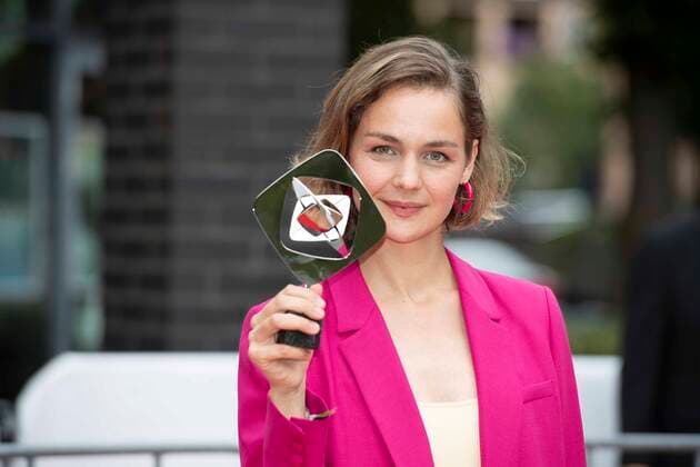 Luise HEYER, actress, award winner fiction for ,,Delivered,, Red Carpet, Red Carpet Show, Arrival, Arrival, 58 Awarding of the Adolf Grimme Prize Adolf Grimme Prize Grimme Prize in Marl, 26 08 2022 Ã