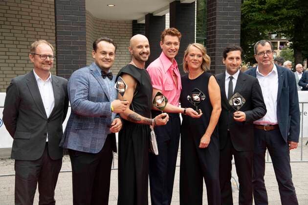 Remidius ROSKOSCH, 3 v l director, Daniel DONSKOY, 4 v l actor, and their team, award winner entertainment for Friday Night Jews, , red carpet, red carpet show, arrival, arrival, 58 Adolf Grimme Award Adolf Grimme Award Grimme Award in Marl, 26 08 2022 Ã