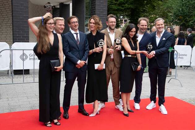 Thomas SCHMITT, 3 v l Jakob LUNDT, 5 v l and their team, award winners entertainment for Who steals my thunder, red carpet, red carpet show, arrival, arrival, 58 Adolf Grimme Award Adolf Grimme Award Grimme Award in Marl, 26 08 2022 a
