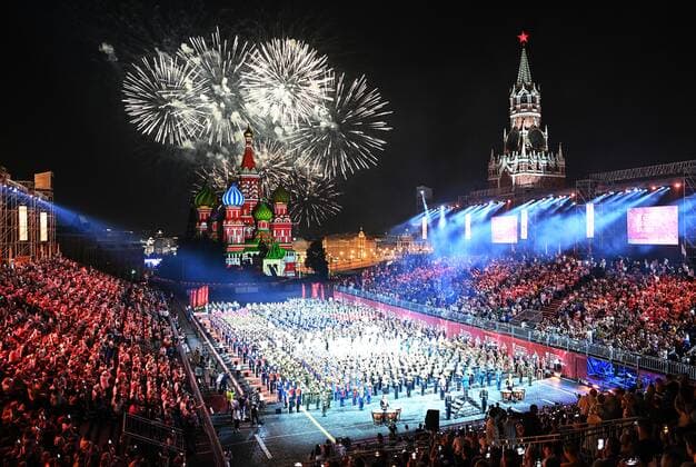 Russia Military Music Festival Opening 8261405 26.08.2022 Fireworks explode over St. Basil s Cathedral during the opening ceremony of the Spasskaya Tower international military music festival in Red Square in Moscow, Russia. Evgeny Odinokov Sputnik Moscow Russia  Copyright: xEvgenyxOdinokovx
