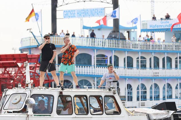 Bilder des Jahres 2022, Entertainment 08 August Entertainment Themen der Woche KW34 König Boris, Dokter Renz und Björn Beton von Fettes Brot bei einem Überraschungskonzert auf einer Barkasse im Hamburger Hafen auf der Elbe. Hamburg, 26.08.2022 *** King Boris, Dokter Renz and Björn Beton from Fettes Brot at a surprise concert on a barge in the port of Hamburg on the Elbe Hamburg, 26 08 2022 Foto:xgbrcix xFuturexImage