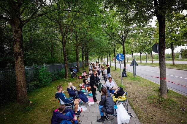 Munich, GER, Bavaria Sounds, Munich, ROBBIE WILLIAMS, in picture fans, queue, waiting for concert entrance,