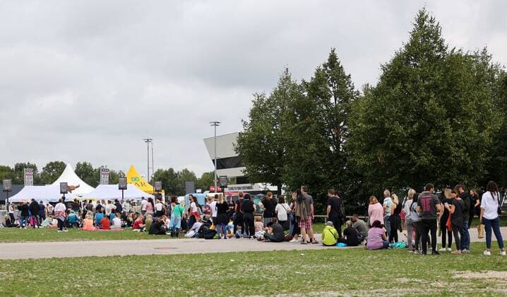 Munich, GER, Bavaria Sounds, Munich, ROBBIE WILLIAMS, in picture fans, queue, waiting for concert entrance,