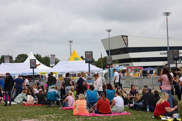 Munich, GER, Bavaria Sounds, Munich, ROBBIE WILLIAMS, in picture fans, queue, waiting for concert entrance,
