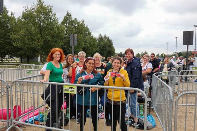 Munich, GER, Bavaria Sounds, Munich, ROBBIE WILLIAMS, in picture fans, queue, waiting for concert entrance,