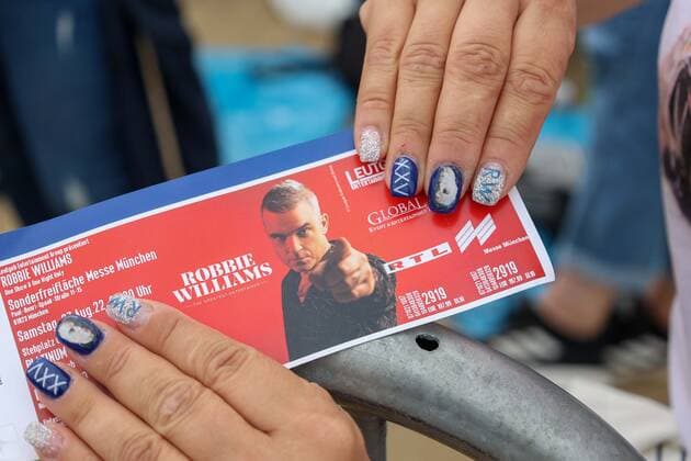 Munich, GER, Bavaria Sounds, Munich, ROBBIE WILLIAMS, in the picture tickets, Lacquered fingernails, with Robbie Williams,