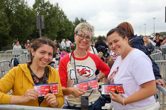 Munich, GER, Bavaria Sounds, Munich, ROBBIE WILLIAMS, in picture fans, queue, waiting for concert entrance,