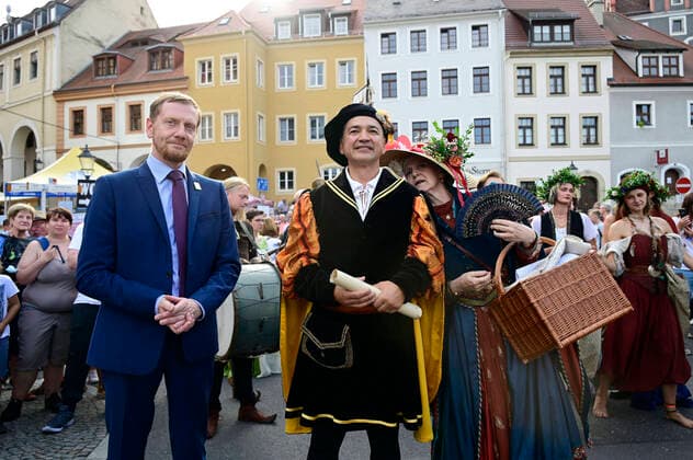 Ministerpräsident Michael Kretschmer und Oberbürgermeister Octavian Ursu am Eröffnungstag vom 28. Altstadtfest an der Altstadtbrücke. Görlitz, 26.08.2022 *** Prime Minister Michael Kretschmer and Lord Mayor Octavian Ursu on the opening day of the 28 Old Town Festival at the Old Town Bridge Görlitz, 26 08 2022 Foto:xM.xWehnertx xFuturexImage