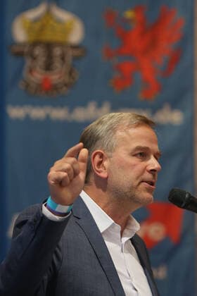 Blick am Sonnabend (27.08.2022) in Ivenack (Landkreis Mecklenburgische Seenplatte) auf den örtlichen AFD Landespareitag. Bei der Veranstaltung stand u.a. die künftige Energiepolitik im Mittelpunkt. Dazu befassten sich die Teilnehmer mit den anstehenden Corona-Maßnahmen. Außerdem gingen sie auf die Einwanderung und Migration ein. Darüber setzten sie sich mit der Entlastung der Bürgerinnen und Bürger auseinander. Im Bild Leif-Erik Holm (MdB) *** View on Saturday 27 08 2022 in Ivenack county Mecklenburg Lake District on the local AFD Landespareitag At the event was among other things the future energy policy in the center In addition, the participants dealt with the upcoming Corona measures In addition, they went to immigration and migration