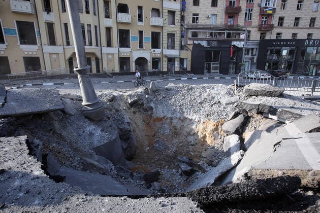 Bilder des Jahres 2022, News 08 August News Themen der Woche KW34 News Bilder des Tages KHARKIV, UKRAINE - AUGUST 27, 2022 - The crater from a rocket fired by the Russian troops is pictured near the Peasants House in central Kharkiv, northeastern Ukraine. Russian missile attack on Kharkiv  Copyright: xVyacheslavxMadiyevskyyx
