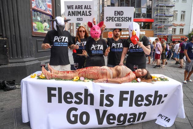 News Themen der Woche KW34 News Bilder des Tages . 27 08 2022. London, United Kingdom. PETA s Anti-Speciesism Protest. Animal rights group PETA stage Animals to Feast on Human Flesh publicity stunt in Leicester Square as part of PETA s Anti-Speciesism campaign.  xMartynxWheatleyx xi-Imagesx IIM-23708-0003