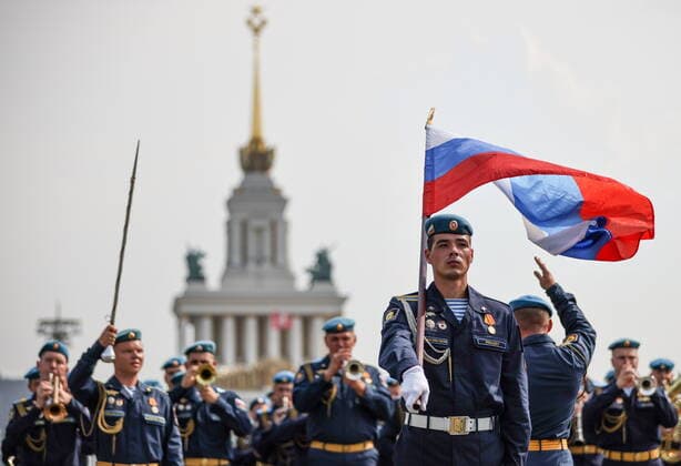 MOSCOW, RUSSIA - AUGUST 27, 2022: Participants in the Spasskaya Tower 2022 International Military Music Festival parade the VDNKh Exhibition Centre. Sergei Bobylev TASS  TS13F8FC